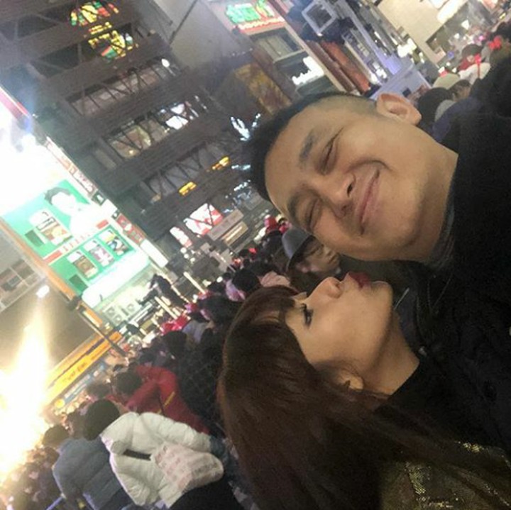 <p>Bahagia banget nih ekspresinya Gilang Dirga. Sweet banget kan mereka, Bun? (Foto: Instagram @gilangdirga)</p>