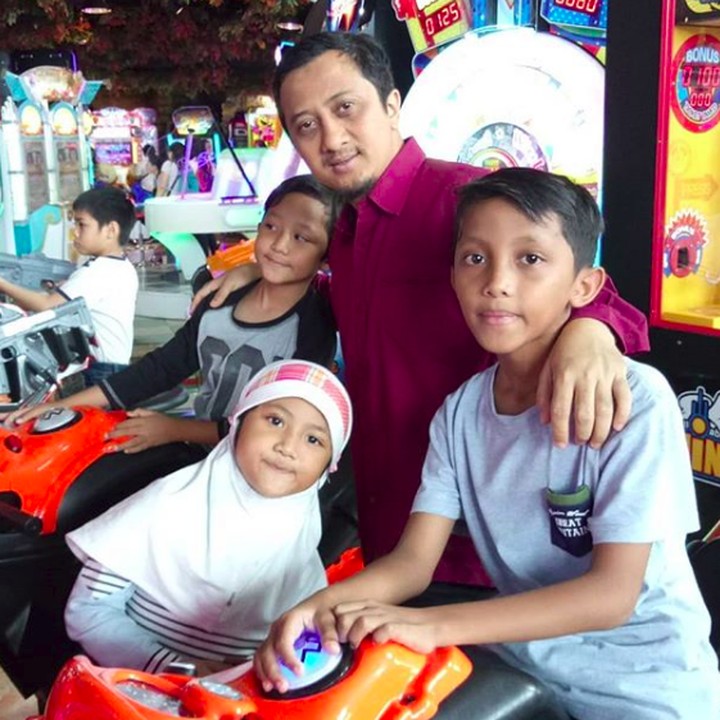 <p>Di sela-sela jadwal yang padat, Yusuf Mansur selalu meluangkan waktu untuk buah hatinya. Kali ini bersama Kun, Haafidz, dan Aisyah.</p>