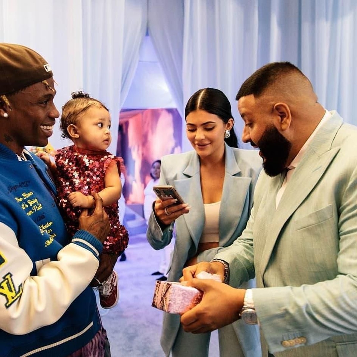 Kylie Jenner tampak memberikan suguhan terbaik di perayaan ulang tahun pertama Stormi Webster&period; Seperti apa warna-warni kemeriahan momen istimewa itu&quest;