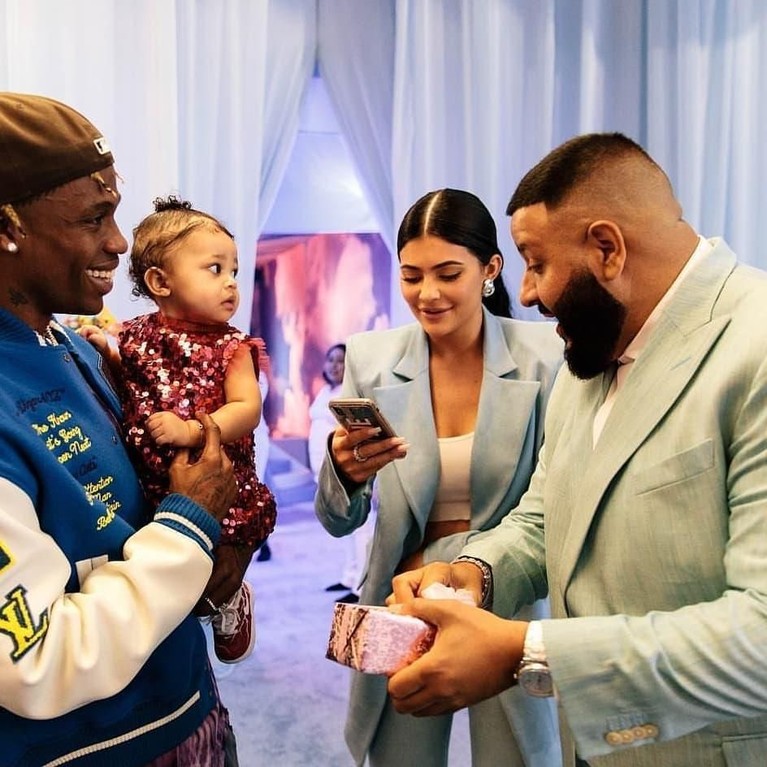 Kylie Jenner tampak memberikan suguhan terbaik di perayaan ulang tahun pertama Stormi Webster. Seperti apa warna-warni kemeriahan momen istimewa itu?
