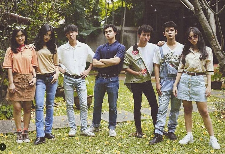 Pesona film Dilan 1990 memang memukau banyak orang. Hal-hal di dalam film itu pun menjadi populer sejak film ini tayang di layar lebar.
