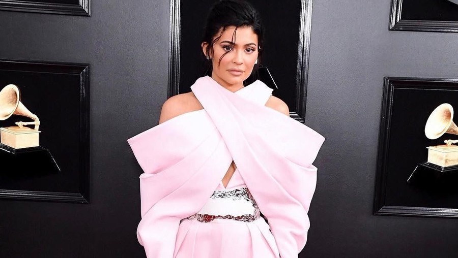 Terpopuler: Gaun Terburuk di Grammy hingga Mulan Jenguk Dhani Lima pilihan berita terpopuler hari ini, Selasa (12/2).