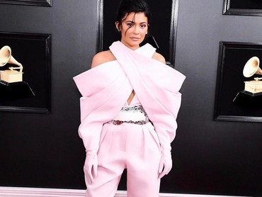 Terpopuler: Gaun Terburuk di Grammy hingga Mulan Jenguk Dhani
