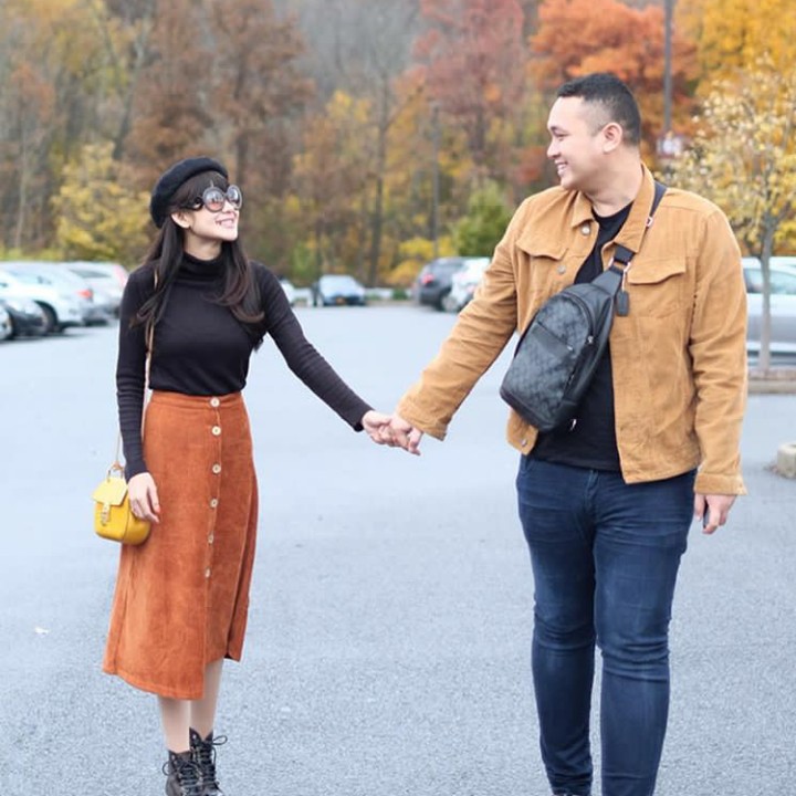 <p>Duh, romantis banget nih Gilang dan Adiezty, seperti tidak dapat dipisahkan ya. (Foto: Instagram @gilangdirga)</p>