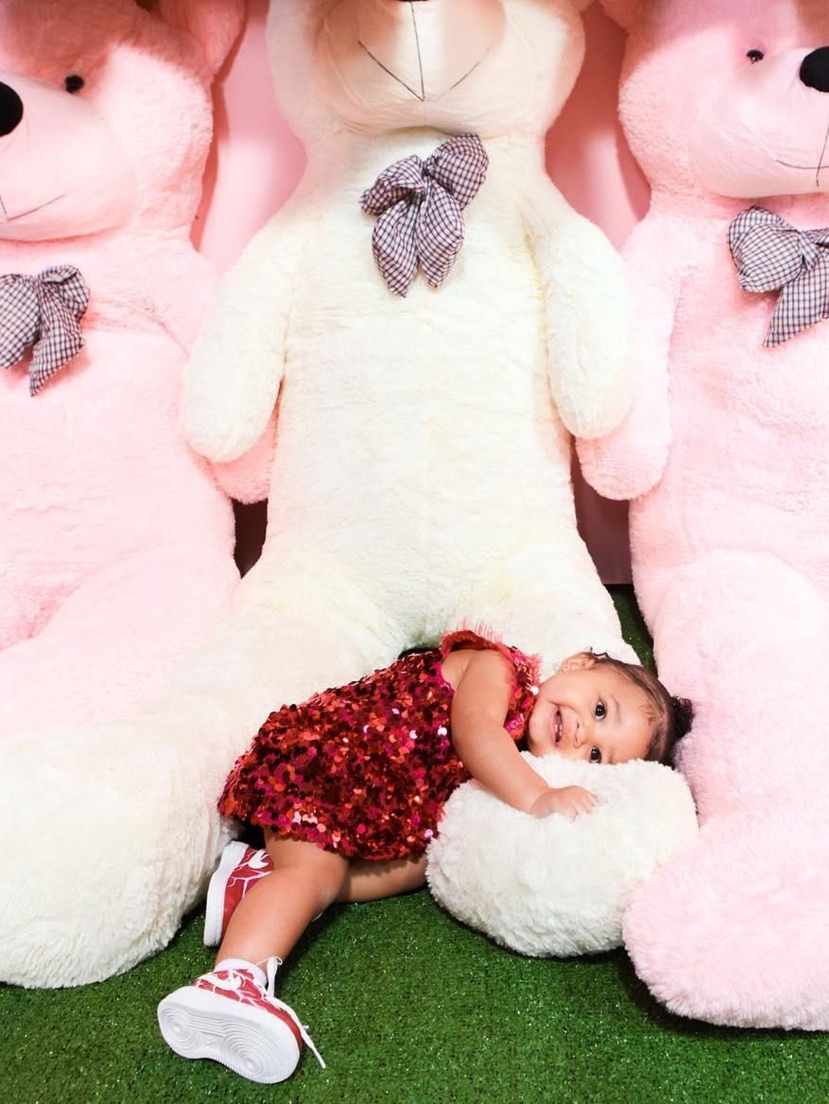 Kylie Jenner tampak memberikan suguhan terbaik di perayaan ulang tahun pertama Stormi Webster&period; Seperti apa warna-warni kemeriahan momen istimewa itu&quest;