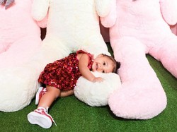 Baru Berusia Setahun, Anak Kylie Jenner Dapat Kalung Berlian