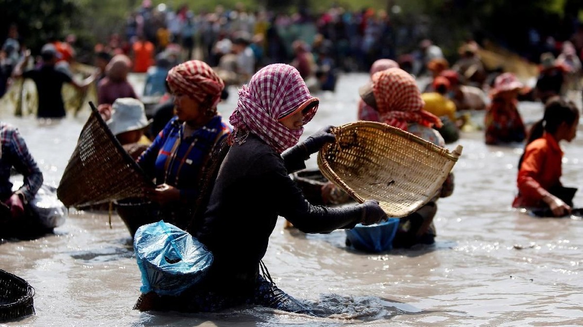 FOTO: Tradisi Menangkap Ikan di Kamboja
