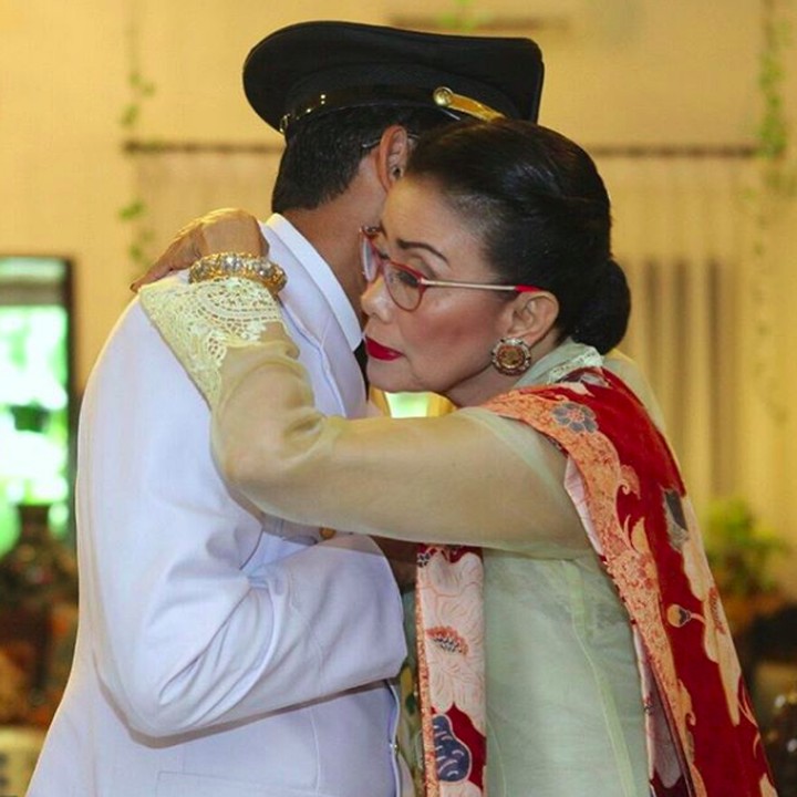 <p>Pelukan hangat Mien Uno untuk Sandi beberapa waktu lalu ketika masih menjabat sebagai wakil gubernur DKI Jakarta. (Foto: Instagram @sandiuno)</p>