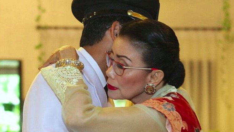 Cerita Mien Uno Selipkan Uang Saku di Kantong Sandiaga Sebelum sesukses saat ini, Sandiaga Uno pernah merasakan bokek setengah mati, Bun. Sampai sang ibu, diam-diam menyelipkan uang saku di kantong bajunya.