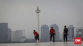 FOTO: Usaha Pemadam Kebakaran Bersihkan Istiqlal dan Katedral