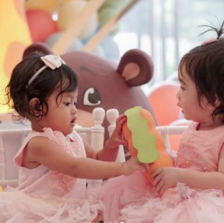 <p>Nggak cuma jadi tuan putri, <a href="https://hot.detik.com/celeb/d-3858213/alasan-nabila-syakieb-lahirkan-anak-pertamanya-lewat-proses-caesar" target="_blank">Raqeema</a> juga asyik bermain dengan temannya. (Foto: Instagram @eva_anindita_zachrie)</p>