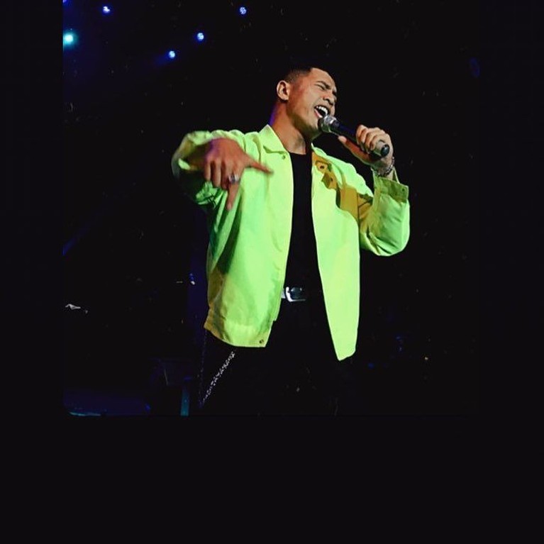Penampilan Yusuf Ubay di atas panggung dengan jaket berwarna neon ini keren banget ya!