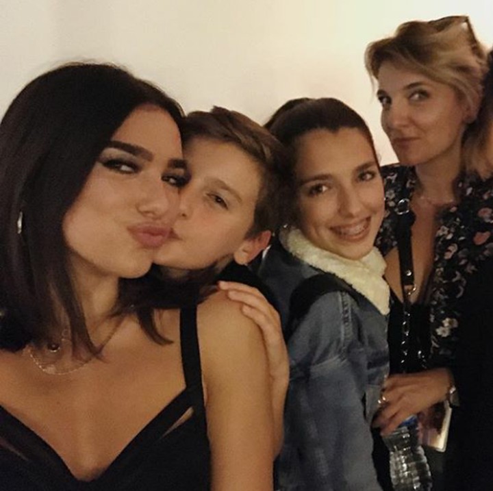 <p>Pastinya, di balik kesuksesan yang diraih penyanyi asal Inggris ini ada dukungan dari keluarga. (Foto: Instagram @dualipa)</p>