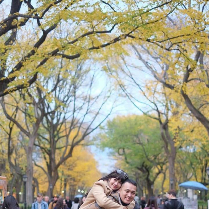 <p>Kalau sudah pose seperti ini, dunia rasanya milik berdua ya. (Foto: Instagram @gilangdirga)</p>