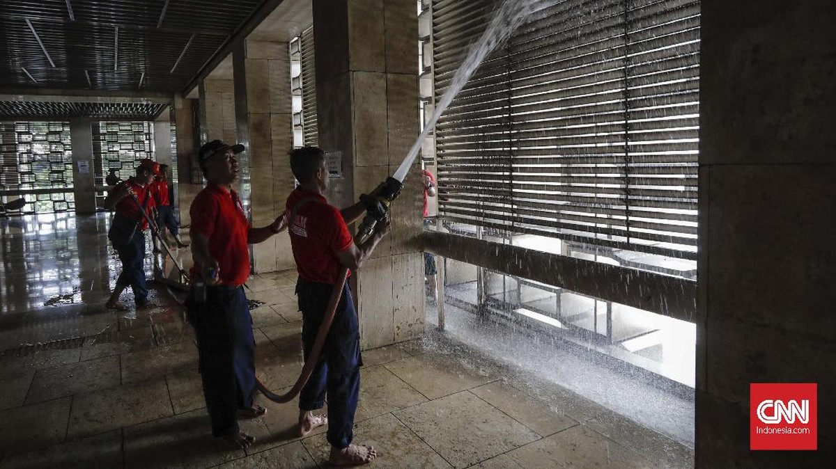 FOTO: Usaha Pemadam Kebakaran Bersihkan Istiqlal dan Katedral