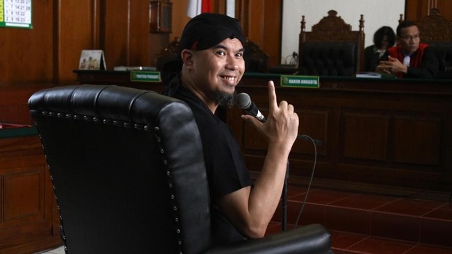 Kuasa hukum Ahmad Dhani mengecam aksi jaksa yang tak memberikan kesempatan kepada Ahmad Dhani memberikan keterangan kepada media.