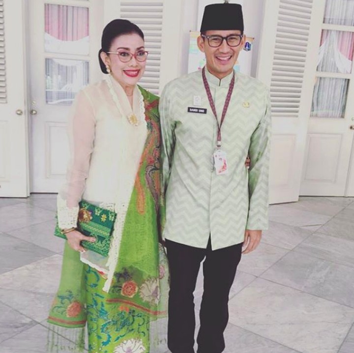 <p><a href="https://news.detik.com/berita/d-4424381/mien-uno-bersuara-inas-anggap-sandiaga-cawapres-remaja" target="_blank">Sandiaga Uno</a> adalah anak bungsu dari pasangan Razif Halik Uno dan Rachmini 'Mien' Rachman Uno. Dari beberapa unggahan foto Mien, Sandi selalu ada di dekatnya. (Foto: Instagram @mienuno.official)</p>