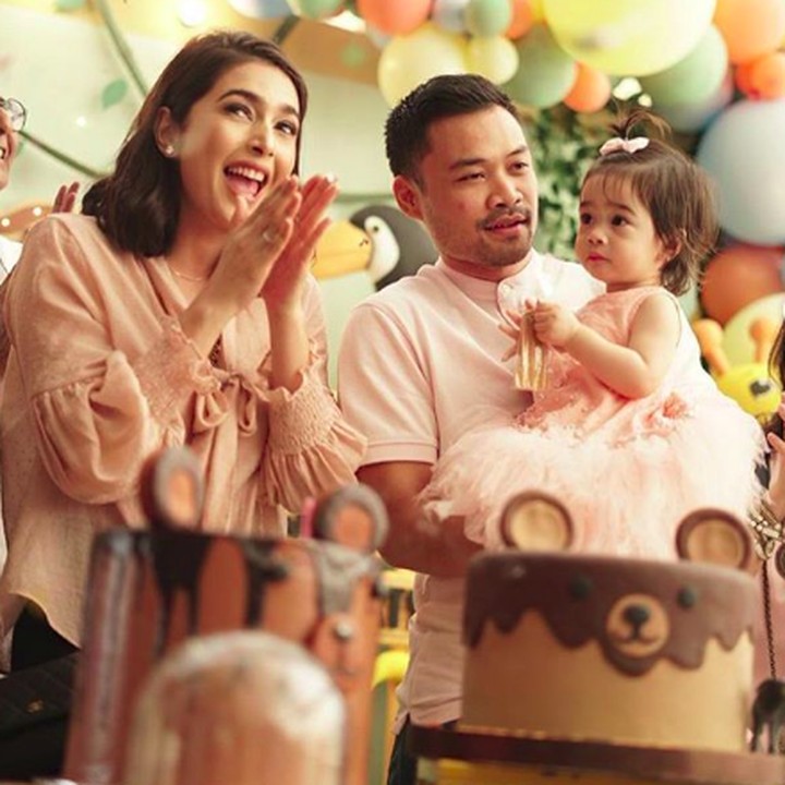 <p><a href="https://hot.detik.com/celeb/d-3854139/selamat-nabila-syakieb-lahirkan-anak-pertama" target="_blank">Nabila Syakieb</a> bersama suaminya, Reshwara Argya Ardinal baru saja merayakan ulang tahun anaknya.  Raqeema Ruby Radinal lahir pada 6 Februari 2018. (Foto: Instagram @nsyakieb85)</p>