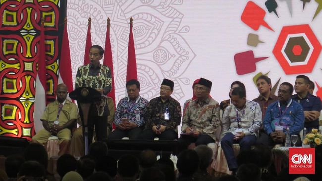 Kadis asal Papua ke Jokowi: Jalan Belum Mulus dan Kurang Guru Seorang kepala dinas asal Boven Digoel, Papua mengaku harus naik pesawat ke Merauke karena jika harus lewat jalur darat butuh waktu 8 jam.