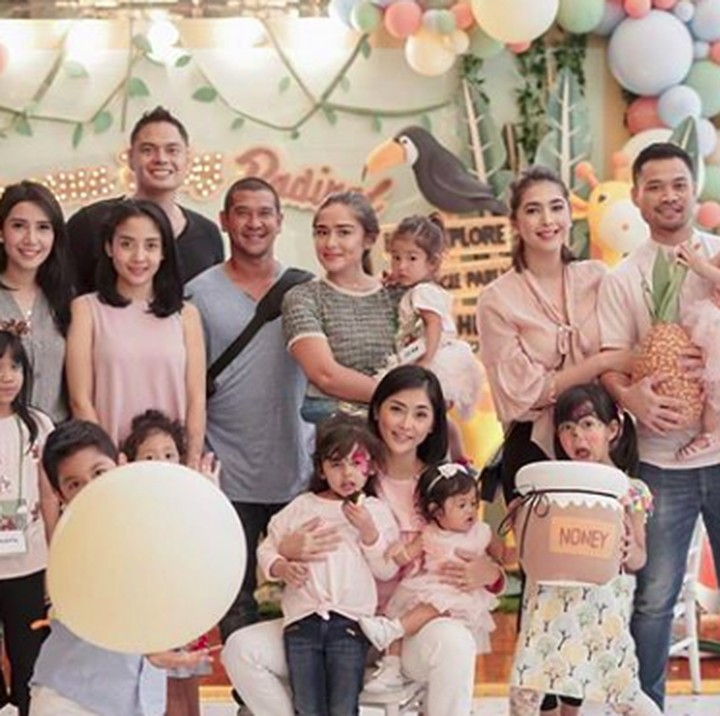 <p>Para tamu undangan ultah Raqeema. Ramai ya, Bun? (Foto: Instagram @eva_anindita_zachrie)</p>