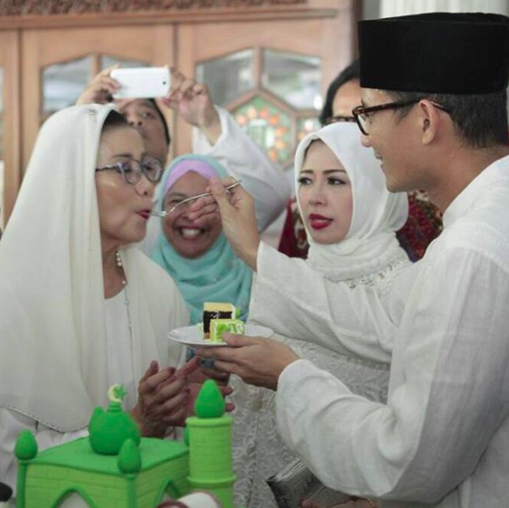 <p>Sweet! Kue pertama untuk sang bunda plus disuapi <a href="https://news.detik.com/berita/d-4423988/silaturahmi-ke-ponpes-di-tegal-sandiaga-berbagi-rahasia-kesuksesan" target="_blank">Sandi</a>. (Foto: Instagram @sandiuno)</p>