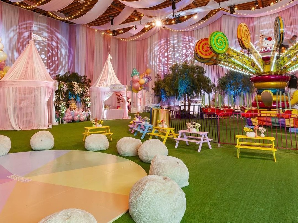 Kylie Jenner tampak memberikan suguhan terbaik di perayaan ulang tahun pertama Stormi Webster&period; Seperti apa warna-warni kemeriahan momen istimewa itu&quest;