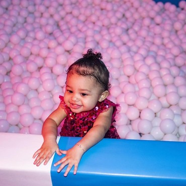 Warna-Warni Ulang Tahun Pertama Stormi Webster