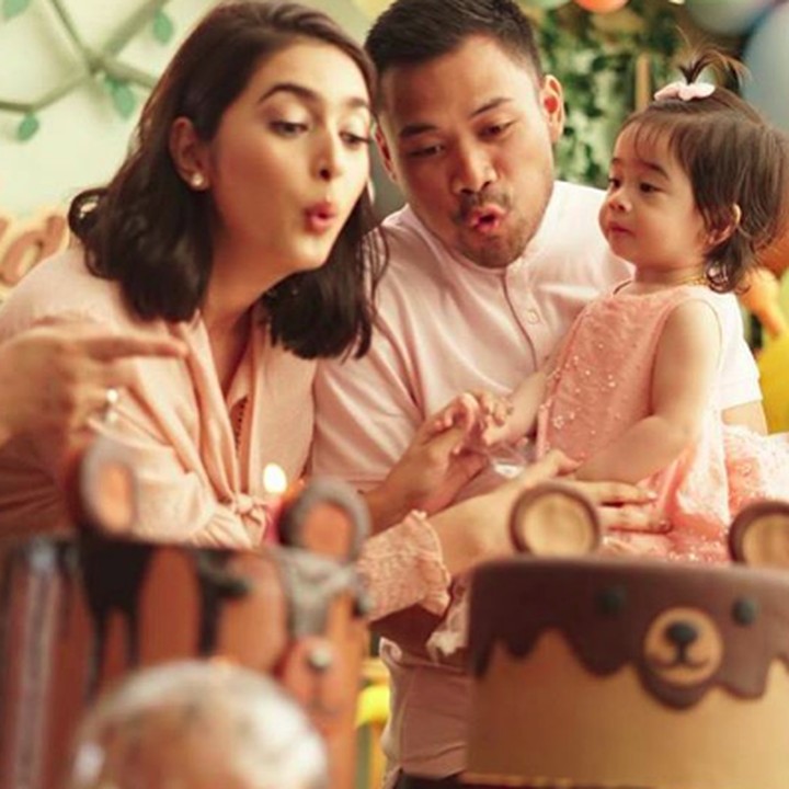 <p>Saat tiup lilin, Raqeema malah bingung dan melihat ayah dan bundanya, hi-hi-hi. (Foto: Instagram @nsyakieb85)</p>