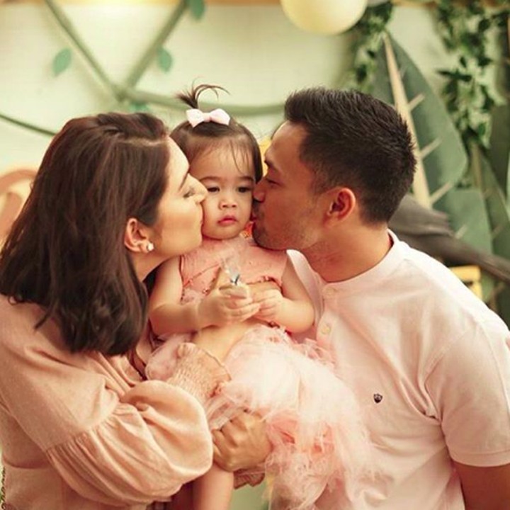 <p>Lucu banget nih, Bun, rambut pendek Raqeema dikuncir walapun cuma sedikit. Semoga sehat selalu dan panjang umur ya, Nak. (Foto: Instagram @nsyakieb85)</p>