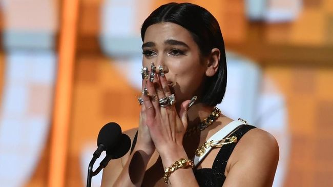 Dua Lipa membawa pulang dua piala Brit Awards untuk dua kategori dalam BRIT Awards yang digelar di 02 Arena, London, Selasa (11/5).