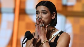 Dua Lipa Buka Suara Batal Konser di Jakarta Besok