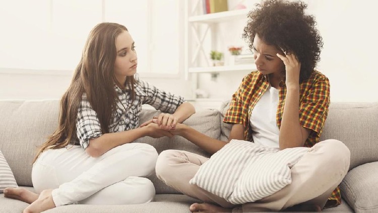 Selain jadi tempat curhat, teman juga bisa jadi tempat Bunda mendapatkan informasi baru soal parenting lho.