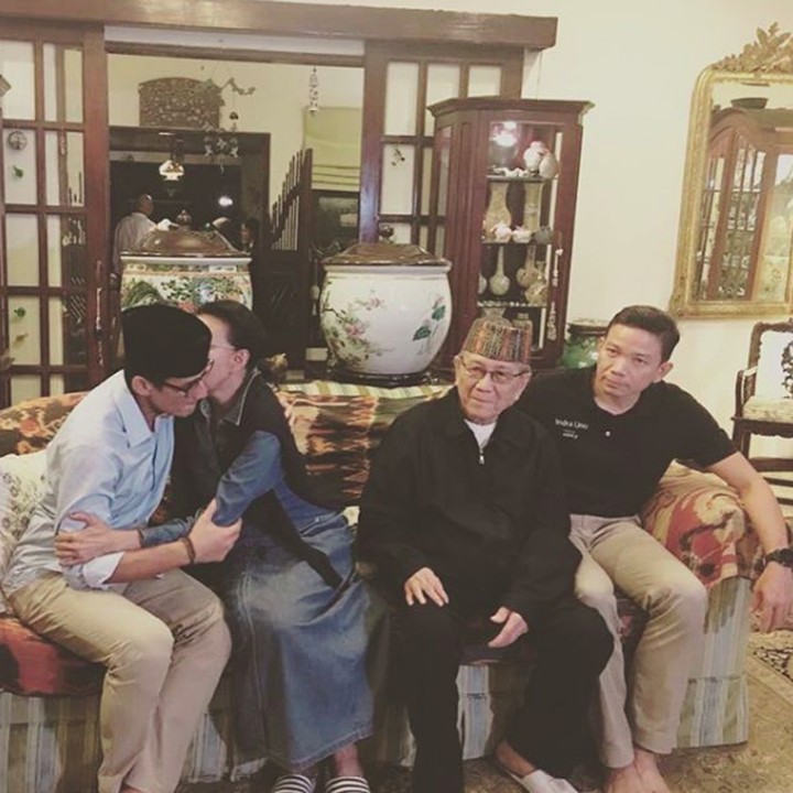 <p>Mien selalu mendoakan putranya, agar semua yang dilakukan berjalan lancar. Tak terkecuali pada pilihan <a href="https://news.detik.com/berita/d-4421633/foto-sandiaga-takziah-berbaju-jogging-viral-bpn-beri-penjelasan" target="_blank">Sandiaga</a> yang terjun ke dunia politik. (Foto: Instagram @mienuno.official)</p>