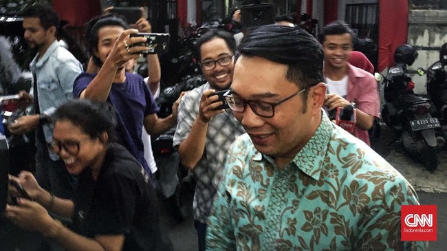 Gubernur Jawa Barat Ridwan Kamil tiba di kediaman Ma'ruf Amin, Menteng, Jakarta Pusat sekitar pukul 15.40 WIB. Saat tiba Ridwan langsung masuk ke dalam.