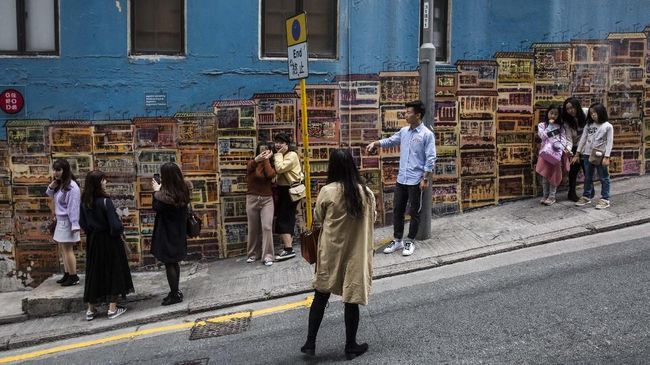 Badan Pariwisata Hong Kong meminta lapisan masyarakat kotanya lebih sering tersenyum kepada turis.