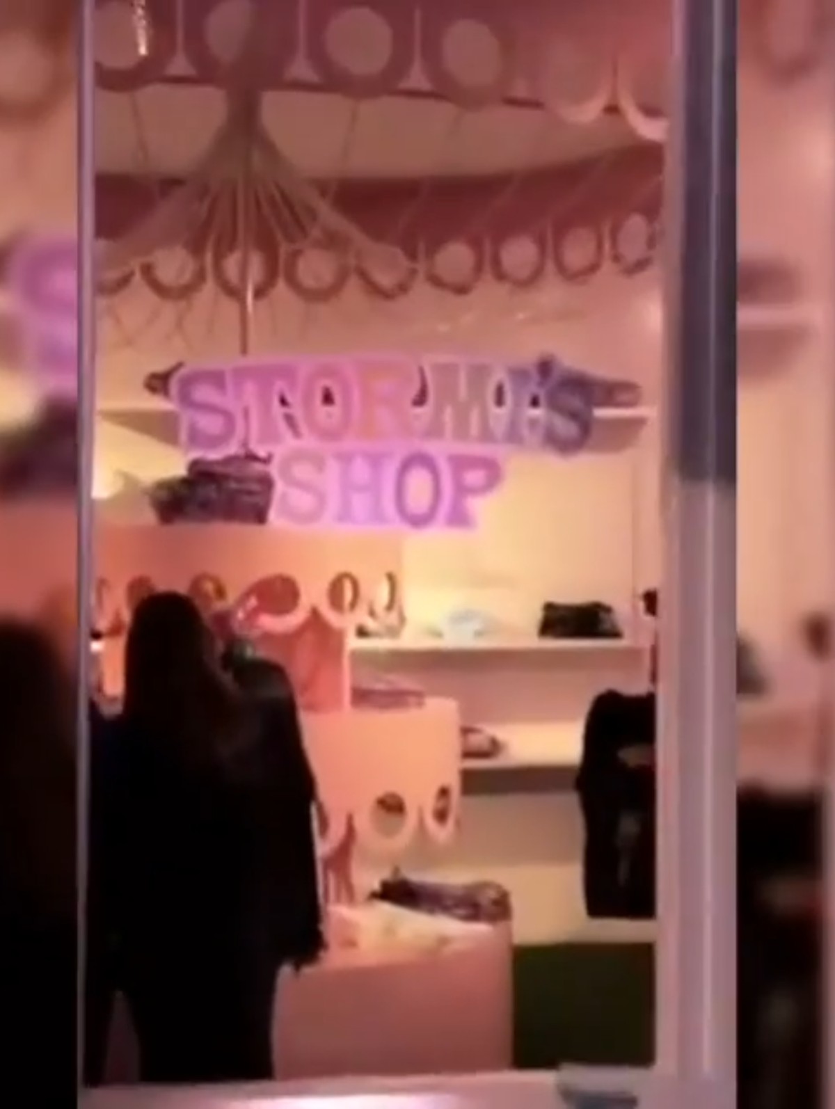 Kylie Jenner tampak memberikan suguhan terbaik di perayaan ulang tahun pertama Stormi Webster&period; Seperti apa warna-warni kemeriahan momen istimewa itu&quest;