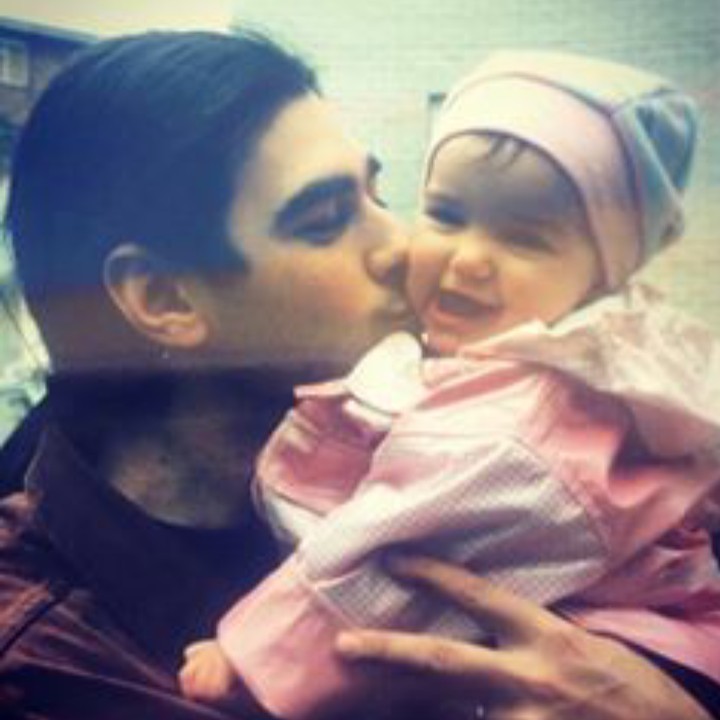 <p>Sejak kecil Dua Lipa sangat dekat dengan ayahnya. Sepertinya darag seni Dua Lipa diwarisi oleh sang ayah nih. (Foto: Instagram @dualipa)  </p>