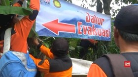 VIDEO: SAR Pasang Rambu Jalur Evakuasi di Gunung Merapi