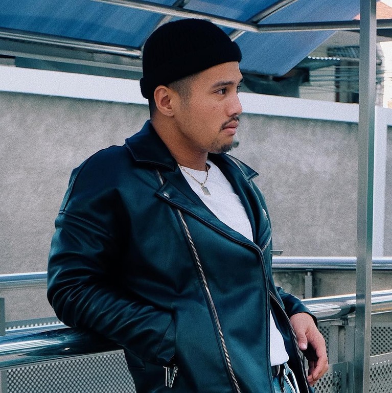 Gaya cool Yusuf Ubay dengan jaket kulit dan topi ini bikin hati kesemsem.
