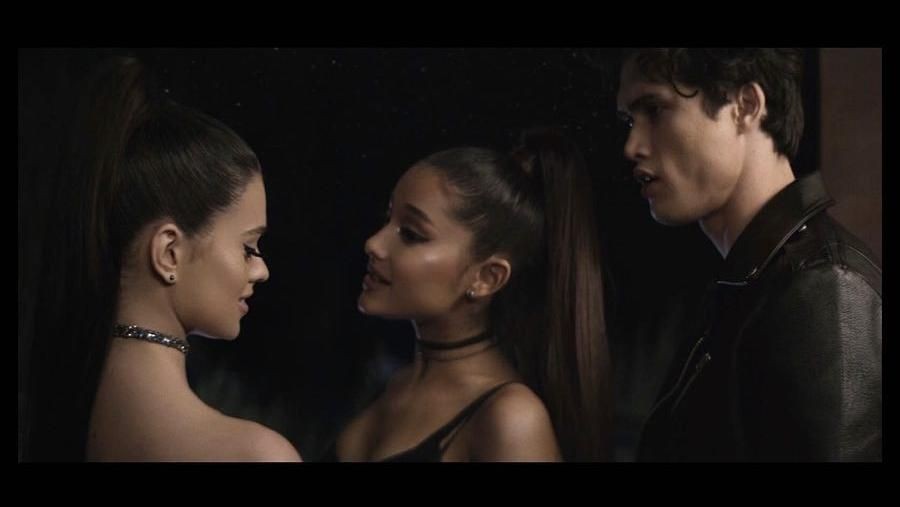 Ariana Grande merilis video musik lagu terbaru yang bertajuk Break Up With Your Girlfriend, I'm Bored. Berikut Insertlive sajikan lirik dan video musiknya.