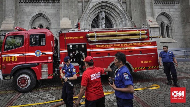 Petugas Sub Dinas Pemadam Kebakaran Jakarta Timur membutuhkan waktu sekitar 9 jam untuk memadamkan api yang membakar gudang plastik di Ciracas.