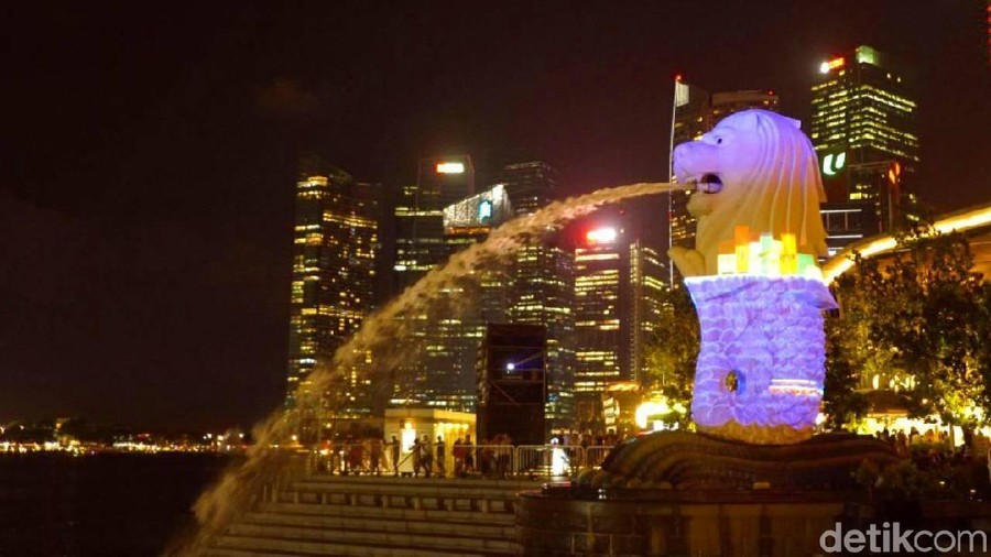 Patung Merlion di Malam Hari