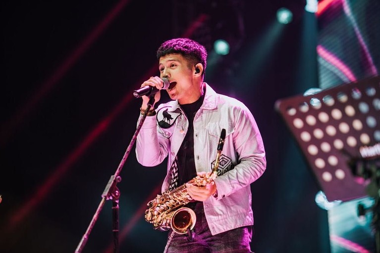 Yusuf Ubay juga identik dengan saxophone. Ia selalu membawa alat musik itu di setiap penampilan panggungnya.