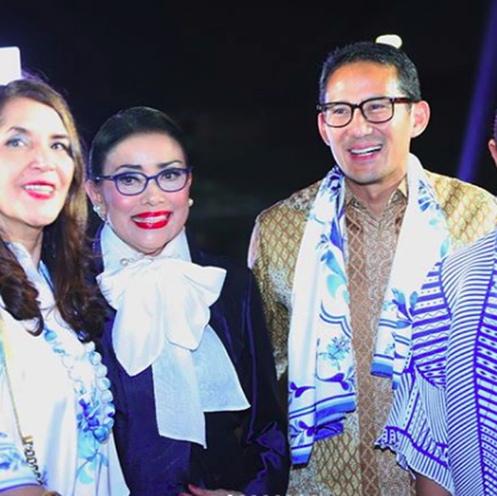<p>Beberapa waktu lalu, Sandi juga menemani sang ibu ketikan diberikan penghargaan. Ada Menteri Susi dan beberapa wanita inspiratif lainnya dalam acara penghargaan tersebut. (Foto: Instagram @mienuno.official)</p>