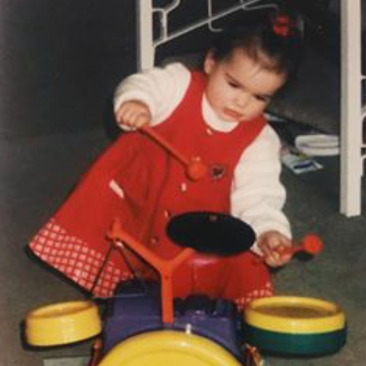 <p>Hmm, sejak kecil rupanya Dua Lipa sudah memiliki bakat musik ya. Lihat aja aksi Dua Lipa saat main drum, Bun.  (Foto: Instagram @dualipa)</p>