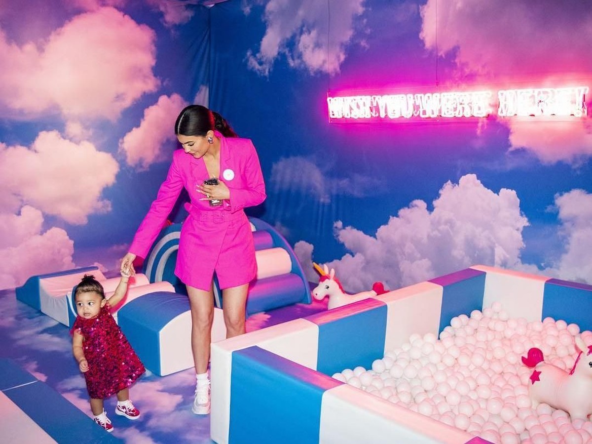 Kylie Jenner tampak memberikan suguhan terbaik di perayaan ulang tahun pertama Stormi Webster&period; Seperti apa warna-warni kemeriahan momen istimewa itu&quest;