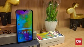 Alasan Samsung Bikin Ponsel Murah Berponi