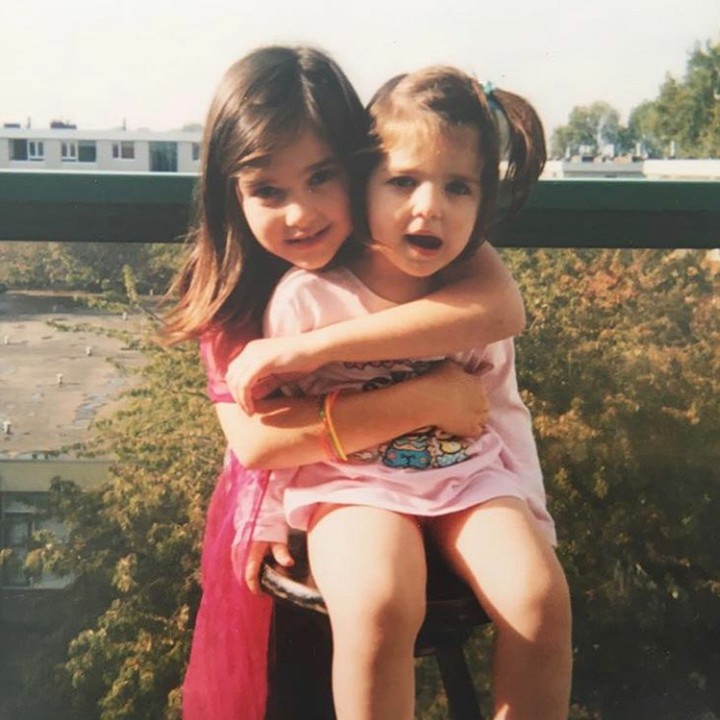 <p>Dua Lipa sejak kecil juga akur dengan saudara perempuannya. Mereka mirip ya, Bun? (Foto: Instagram @dualipa)</p>