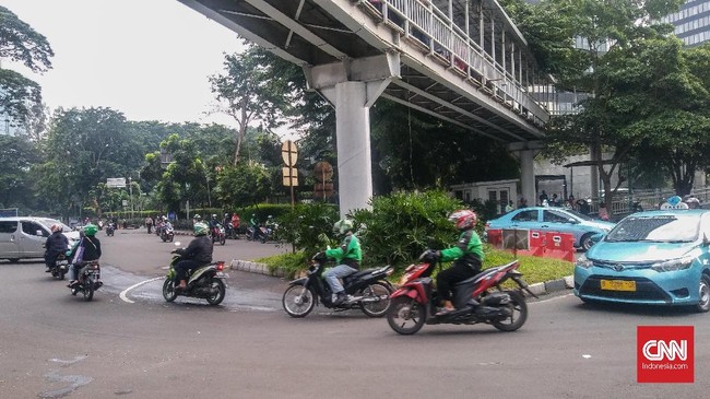 Dari pantauan, sejumlah rambu-rambu penunjuk sistem satu arah belum sepenuhnya dipasang petugas.