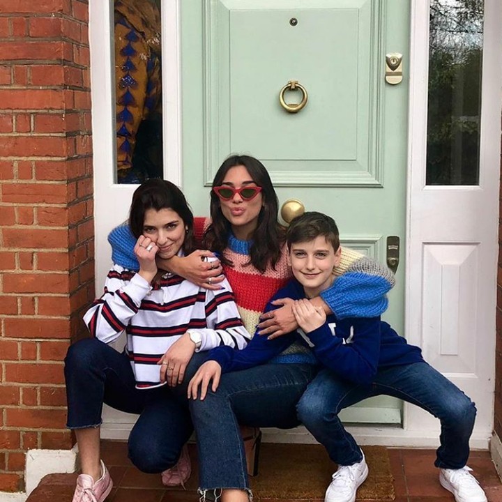 <p>Dua Lipa juga sangat dekat dengan dua saudaranya, Rina dan Gjin. (Foto: Instagram @dualipa)</p>